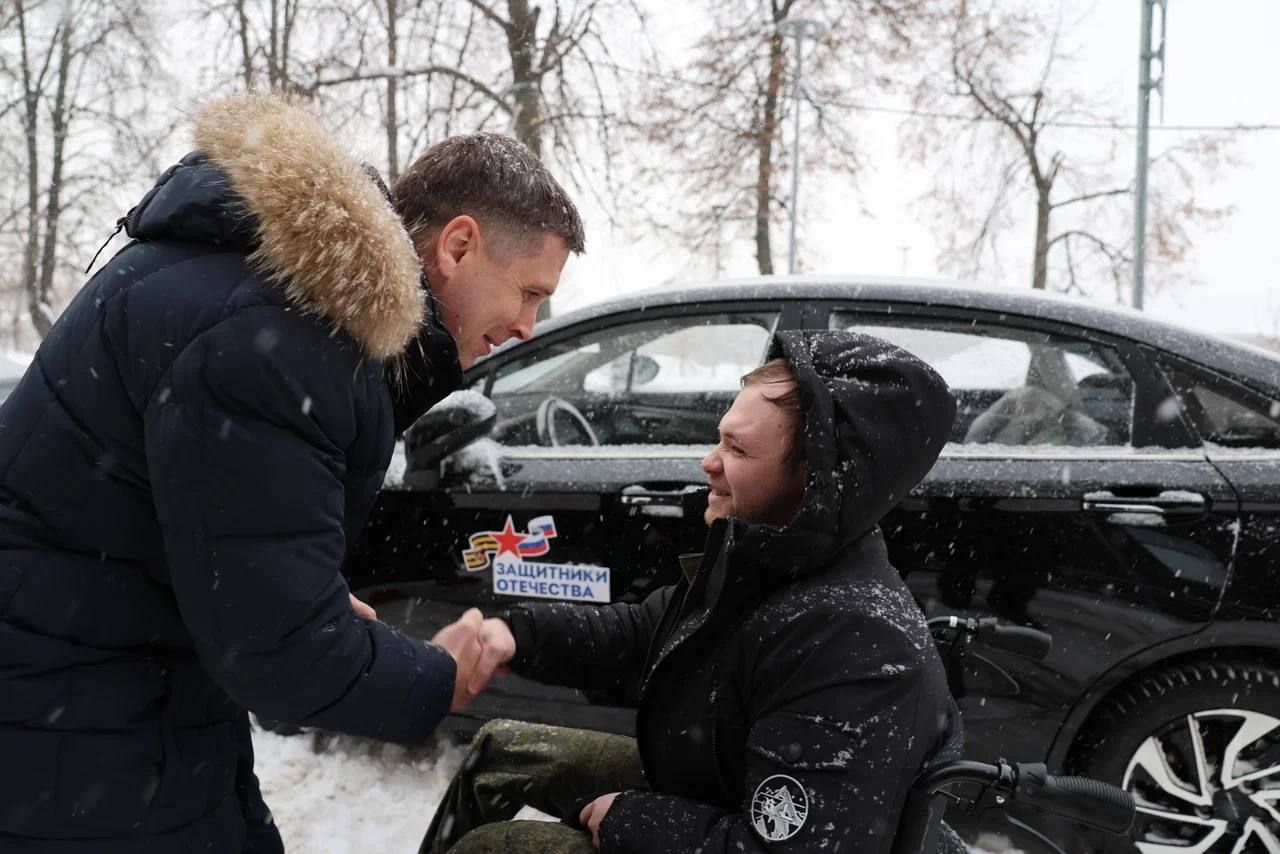 В Нижнем Новгороде трем ветеранам СВО вручили ключи от автомобилей с ручным управлением
